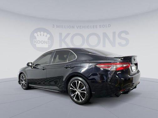 Midnight Black Metallic 2018 Toyota Camry LE