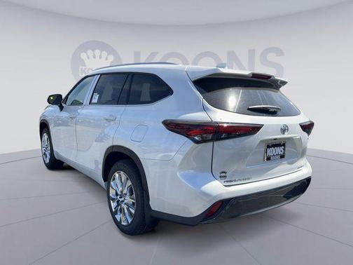 Wind Chill Pearl 2026 Toyota Highlander Hybrid Limited