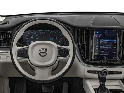 Bright Silver Metallic 2018 Volvo XC60 T5 R-Design