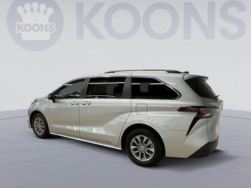 2023 Toyota Sienna XLE 8 Passenger