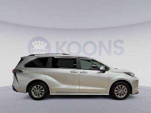 2023 Toyota Sienna XLE 8 Passenger