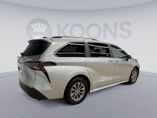 2023 Toyota Sienna XLE 8 Passenger