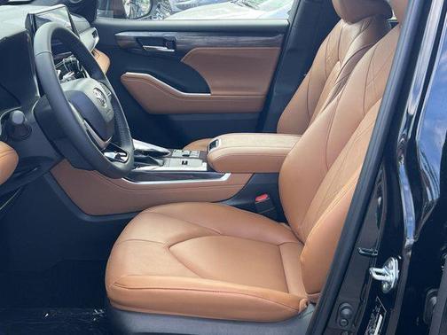 2025 Toyota Highlander Hybrid Platinum