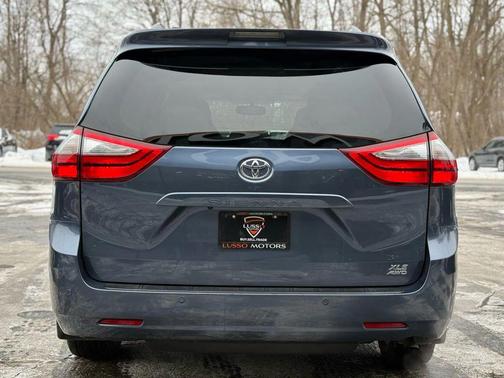2017 Toyota Sienna XLE