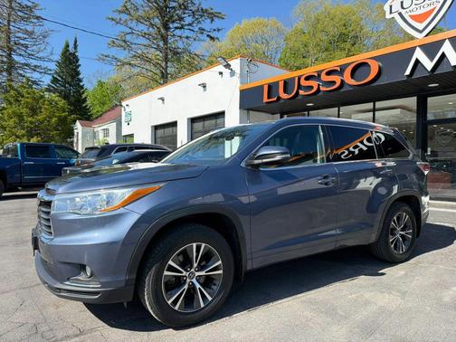 Blue 2016 Toyota Highlander XLE
