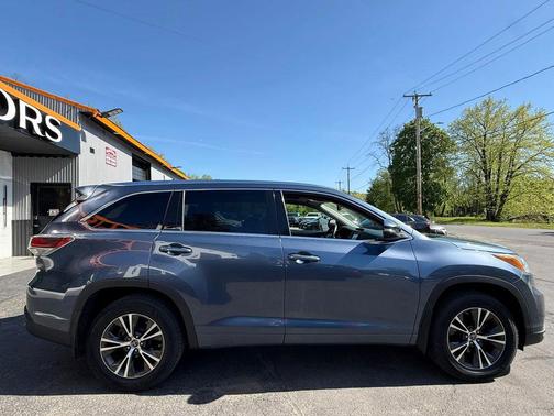 Blue 2016 Toyota Highlander XLE