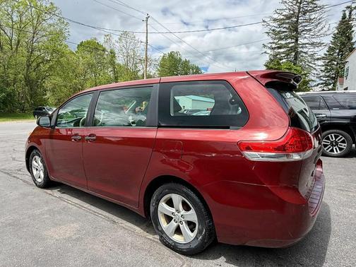 Red 2013 Toyota Sienna SE