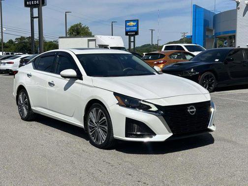 Pearl White Tricoat 2023 Nissan Altima 2.5 SL