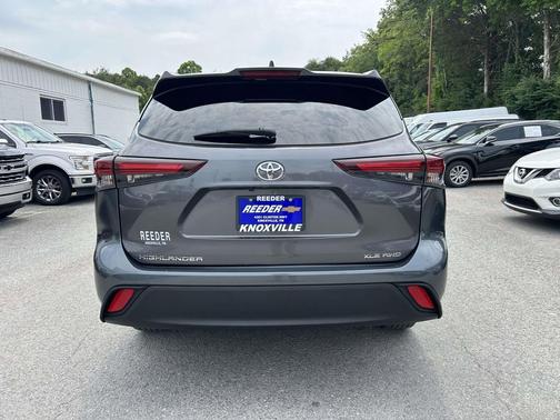 Magnetic Gray Metallic 2024 Toyota Highlander XLE