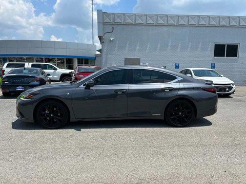 2022 Lexus ES 300h F SPORT