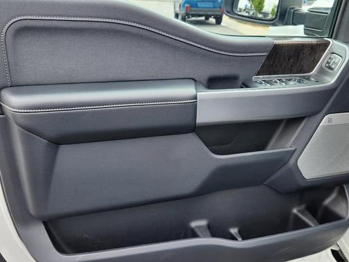 Oxford White 2024 Ford F-250 Lariat