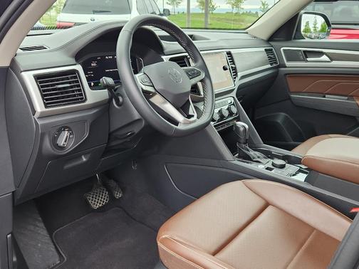 Racing Green 2022 Volkswagen Atlas 3.6L SE w/Technology