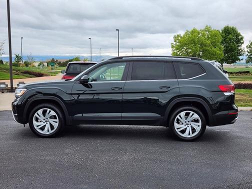 Racing Green 2022 Volkswagen Atlas 3.6L SE w/Technology