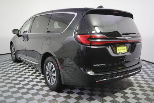 Brilliant Black Crystal Pearlcoat 2023 Chrysler Pacifica Hybrid Limited