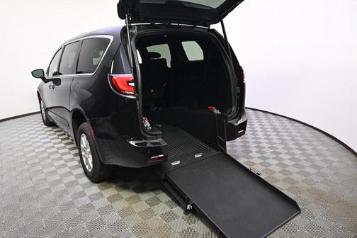 Diamond Black Crystal Pearlcoat 2026 Chrysler Pacifica L