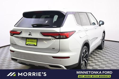 White Diamond/Black Roof 2024 Mitsubishi Outlander SE S-AWC