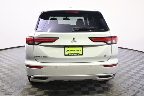 White Diamond/Black Roof 2024 Mitsubishi Outlander SE S-AWC