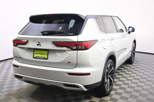 White Diamond/Black Roof 2024 Mitsubishi Outlander SE S-AWC