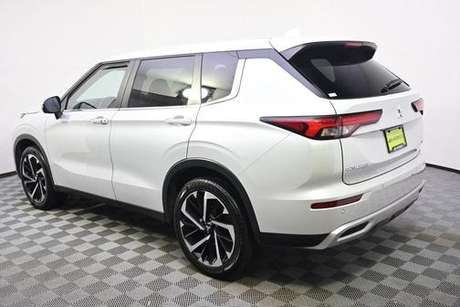 White Diamond/Black Roof 2024 Mitsubishi Outlander SE S-AWC