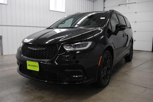 Diamond Black Crystal Pearlcoat 2026 Chrysler Pacifica L