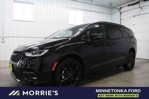 Diamond Black Crystal Pearlcoat 2026 Chrysler Pacifica L