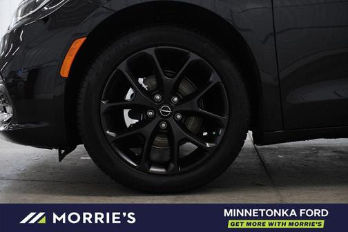 Diamond Black Crystal Pearlcoat 2026 Chrysler Pacifica L