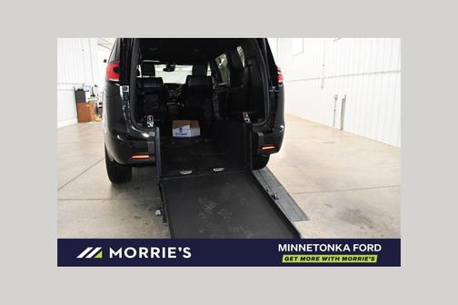 Diamond Black Crystal Pearlcoat 2026 Chrysler Pacifica L