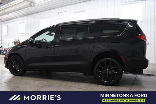 Diamond Black Crystal Pearlcoat 2026 Chrysler Pacifica L