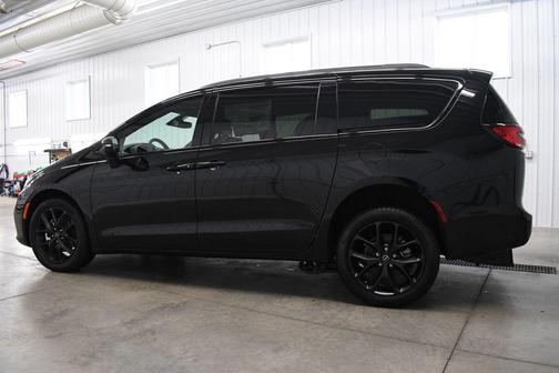 Diamond Black Crystal Pearlcoat 2026 Chrysler Pacifica L