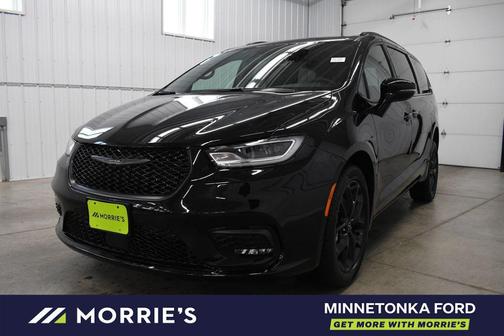 Diamond Black Crystal Pearlcoat 2026 Chrysler Pacifica L