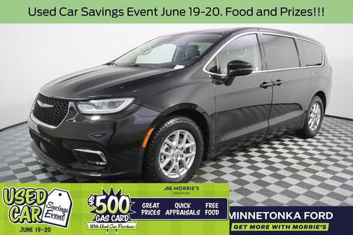 Brilliant Black Crystal Pearlcoat 2023 Chrysler Pacifica Touring L