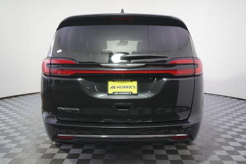 Brilliant Black Crystal Pearlcoat 2023 Chrysler Pacifica Touring L