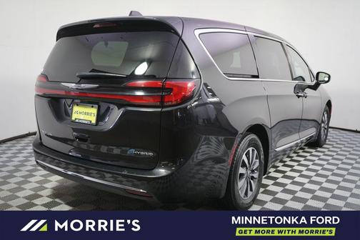 Brilliant Black Crystal Pearlcoat 2023 Chrysler Pacifica Hybrid Limited