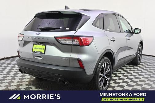 Iconic Silver Metallic 2022 Ford Escape SE