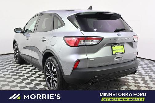 Iconic Silver Metallic 2022 Ford Escape SE