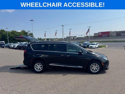 Brilliant Black Crystal Pearlcoat 2020 Chrysler Pacifica Touring L