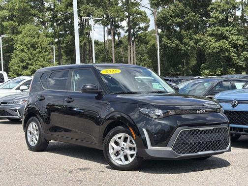 Fusion Black 2025 Kia Soul LX