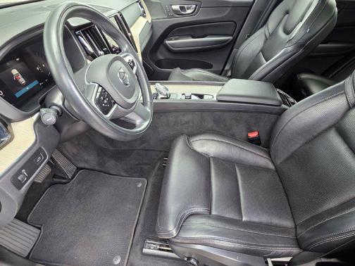 Platinum Grey Metallic 2022 Volvo XC60 B6 Inscription