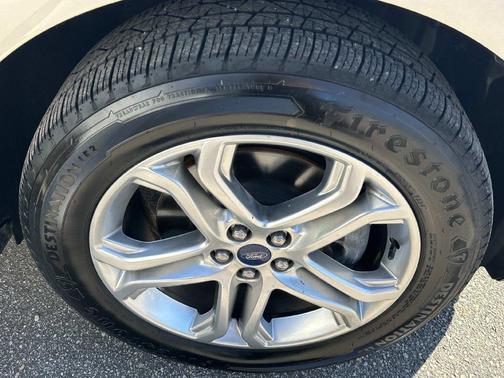 White Gold Metallic 2018 Ford Edge Titanium