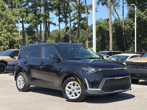 Fusion Black 2025 Kia Soul LX