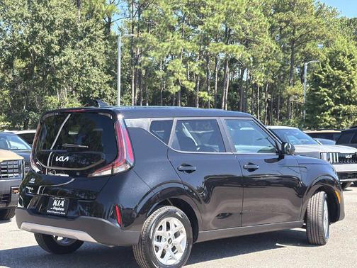 Fusion Black 2025 Kia Soul LX