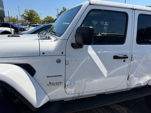 Bright White Clearcoat 2022 Jeep Wrangler Unlimited Sahara