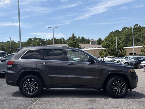 Granite Crystal Metallic Clearcoat 2020 Jeep Grand Cherokee Laredo