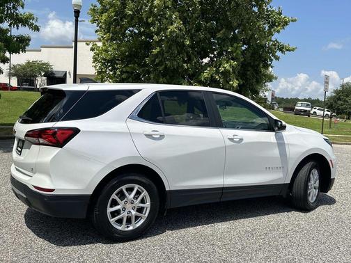 Iridescent Pearl Tricoat 2023 Chevrolet Equinox 1LT