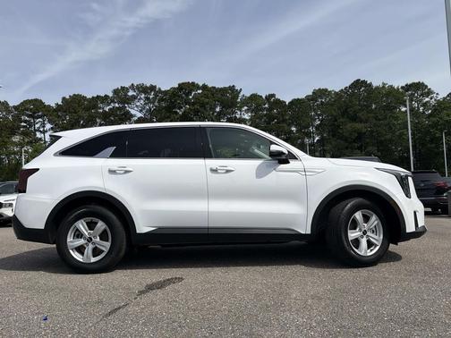 White Pearl 2024 Kia Sorento LX