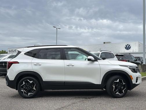 Snow White Pearl 2024 Kia Seltos EX
