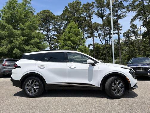 White Pearl 2024 Kia Sportage SX