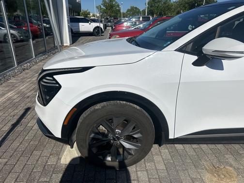 White Pearl 2024 Kia Sportage SX