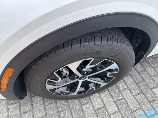 Snow White Pearl 2024 Kia Sportage Hybrid EX