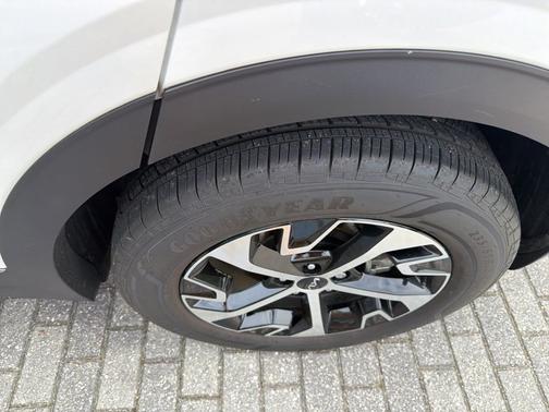 Snow White Pearl 2024 Kia Sportage Hybrid EX